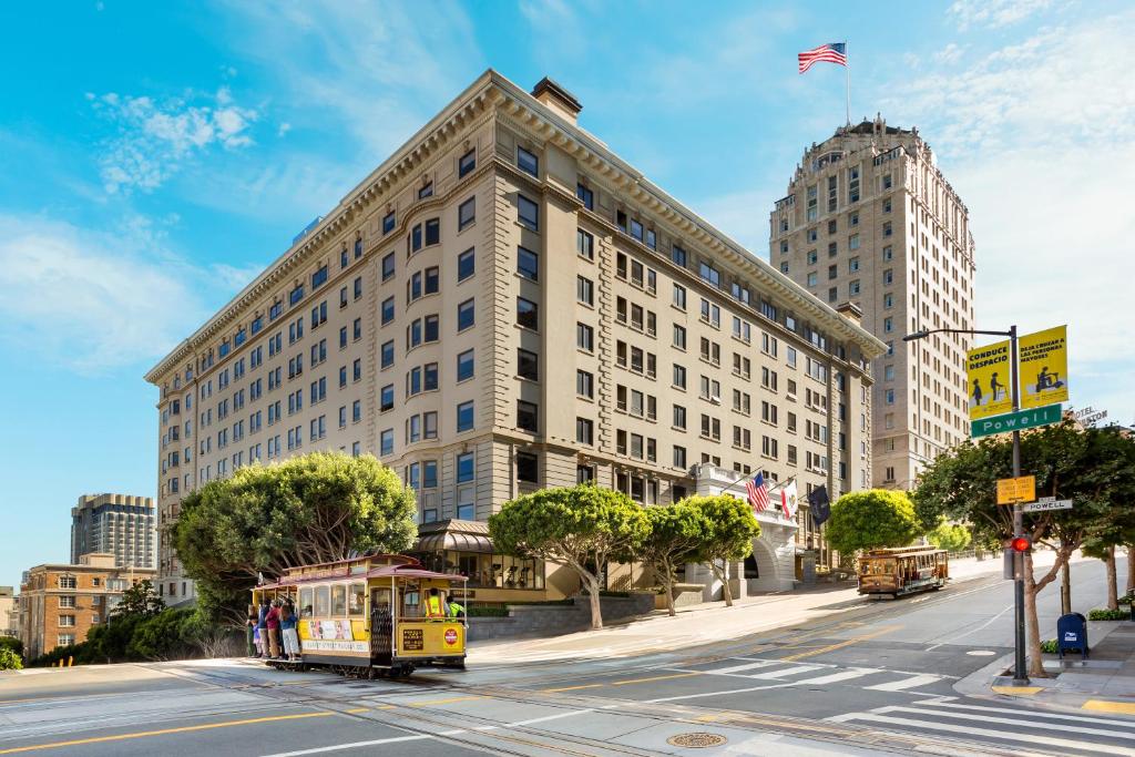 旧金山旧金山斯坦福庭院酒店的一条黄色推车驶过高楼