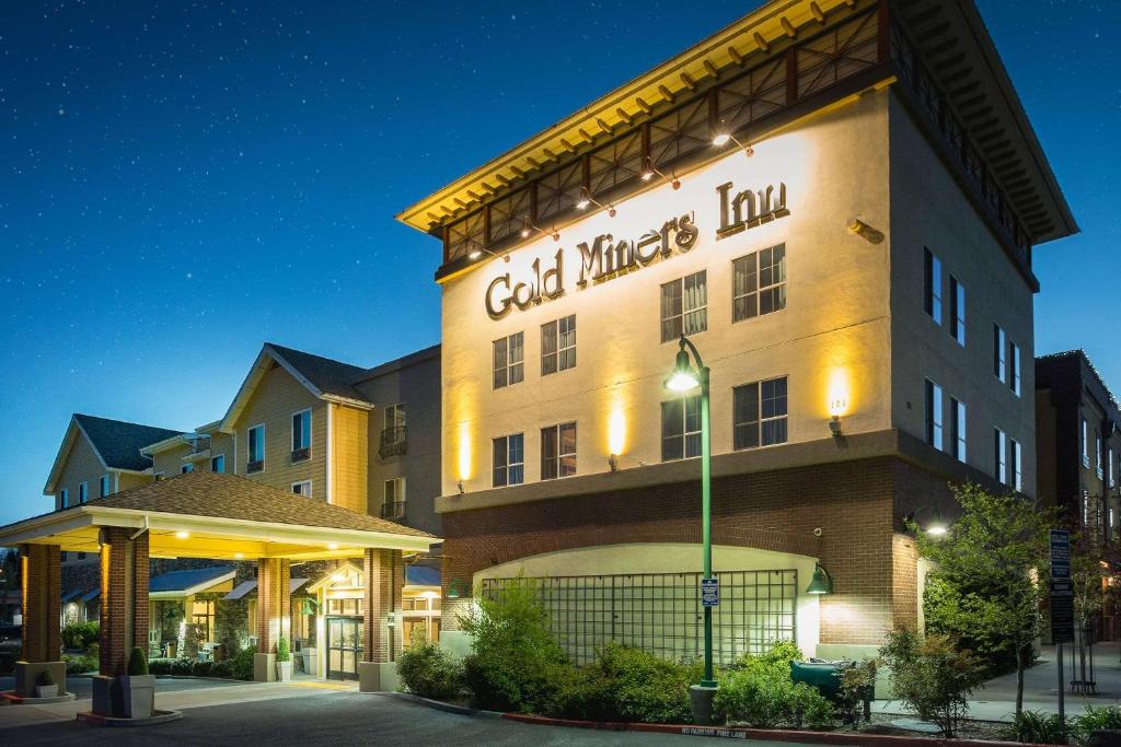 草谷Gold Miners Inn Grass Valley, Ascend Hotel Collection的一家有标志的酒店,上面写着歌德的冬季旅馆