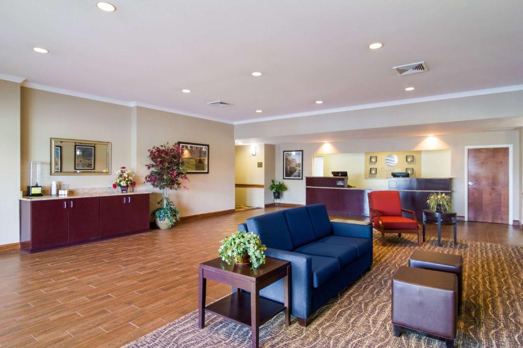 BlackshearComfort Inn Blackshear Hwy 84的大堂设有蓝色的沙发和等候室