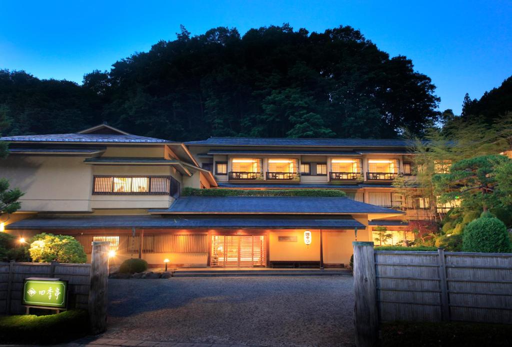 盛冈Shikitei Morioka TsunagiOnsen的夜晚带灯光的日式家