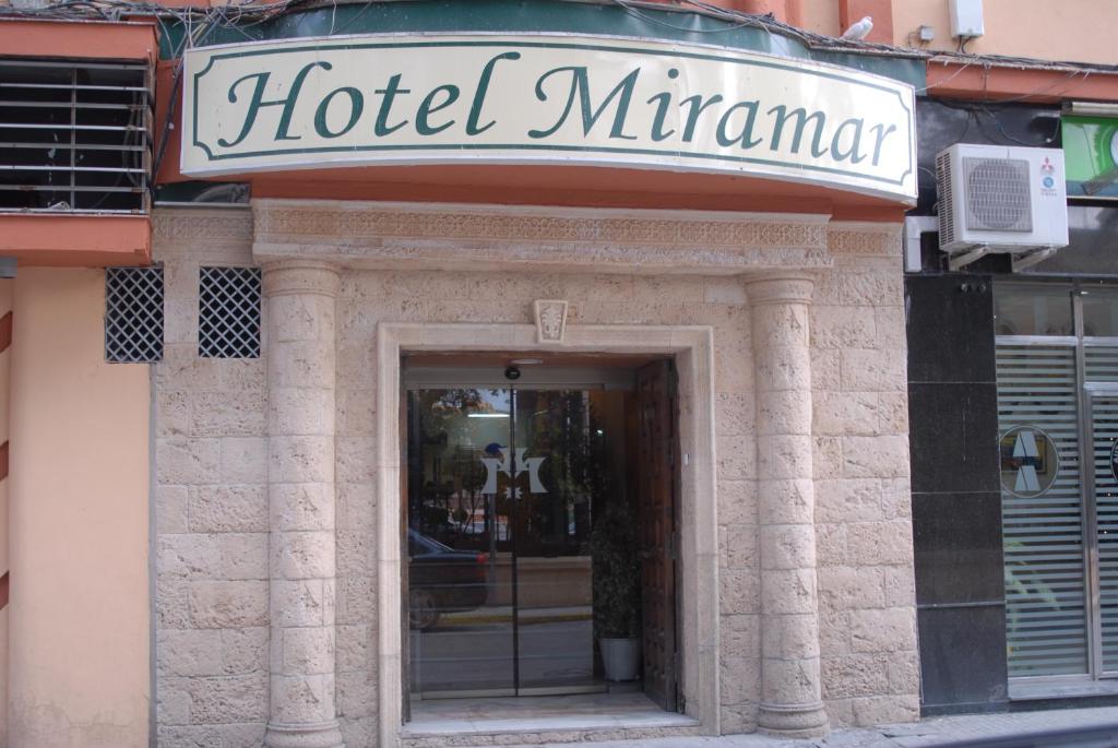 拉利内阿-德拉康塞普西翁米拉玛酒店的大楼前的明尼苏达标志
