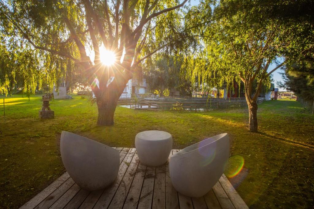 圣特雷西塔Mar & Campo的公园桌子上两把白色椅子