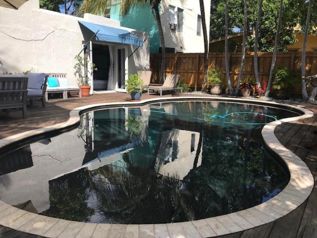 迈阿密Little havana paradise的庭院中间的游泳池