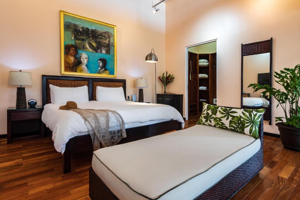 曼努埃尔安东尼奥盖亚保护区酒店 - 仅限成人的酒店客房,设有两张床和一张沙发