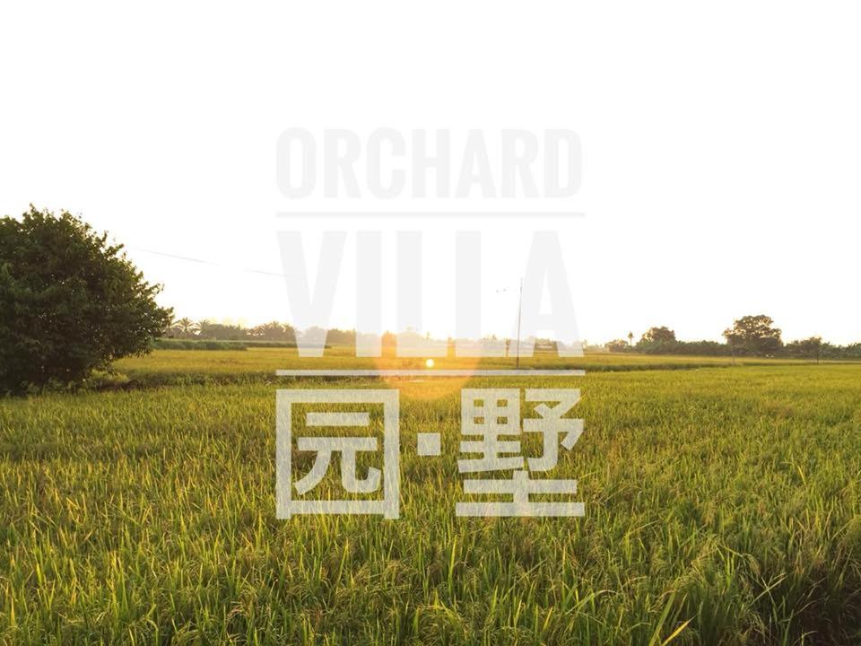 马六甲Orchard Villa Melaka的草丛中间的一个标志