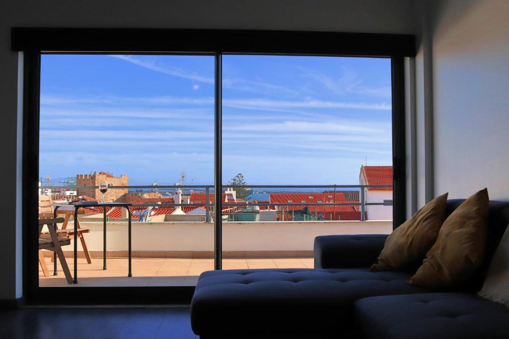 锡尼什Castle in Blue Apartments-Sea View的带沙发和大窗户的客厅