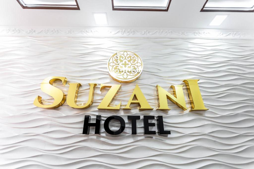 撒马尔罕Hotel Suzani Samarkand的水面上酒店标志的 ⁇ 染