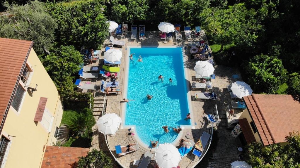 索伦托旅游酒店的享有度假村游泳池的顶部景致
