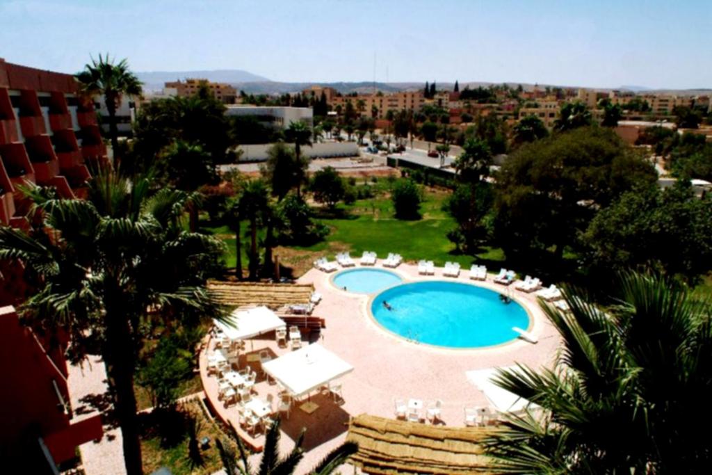 乌季达阿特拉斯东方酒店的享有带游泳池的度假村的空中景致