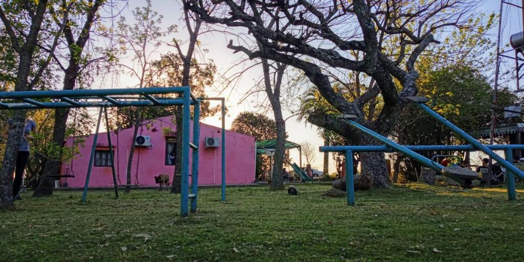 埃利萨镇Solar de Campo的粉红色房子前面的游乐场
