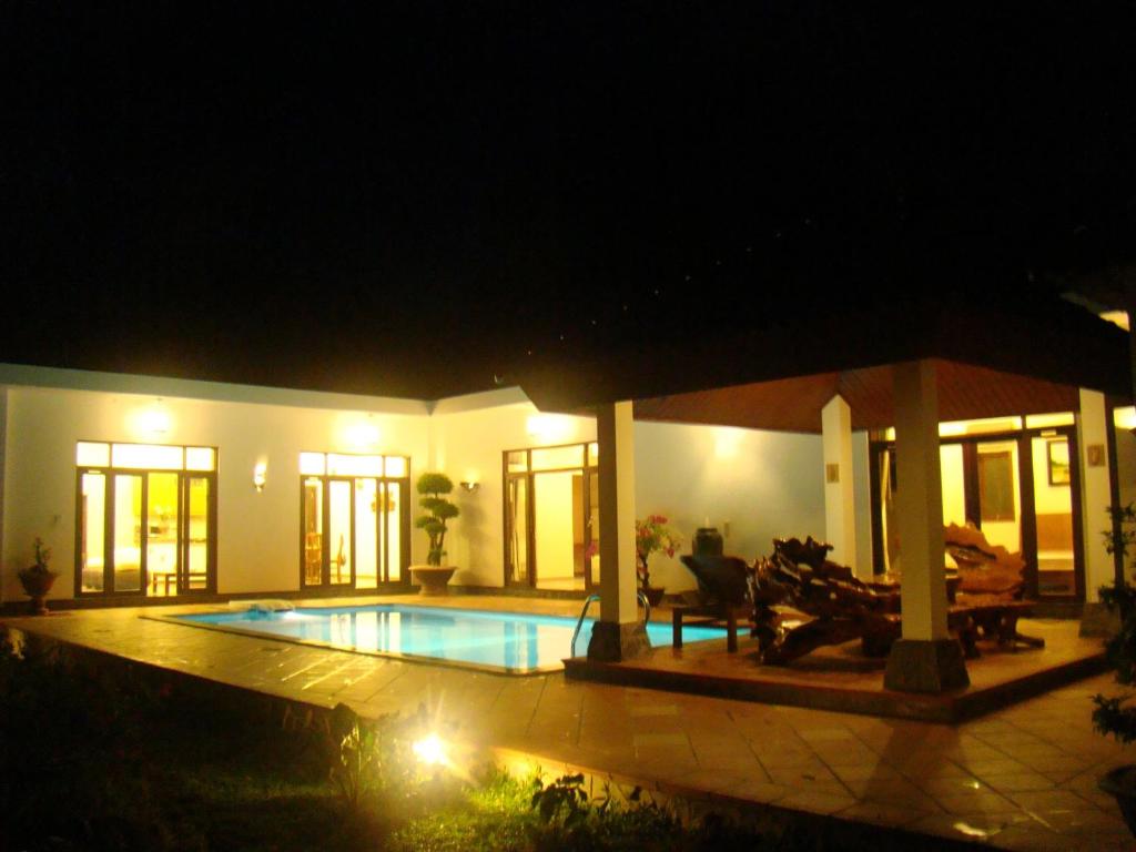 富国富国私人别墅酒店的一座晚上设有游泳池的房子