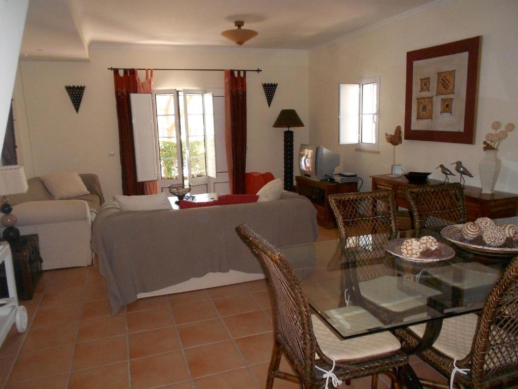 阿尔图拉Algarve Praia Verde的客厅配有沙发和桌子