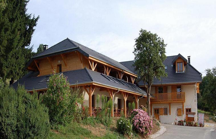 普令基绯耶农场客栈的一座大型木房子,设有黑色屋顶