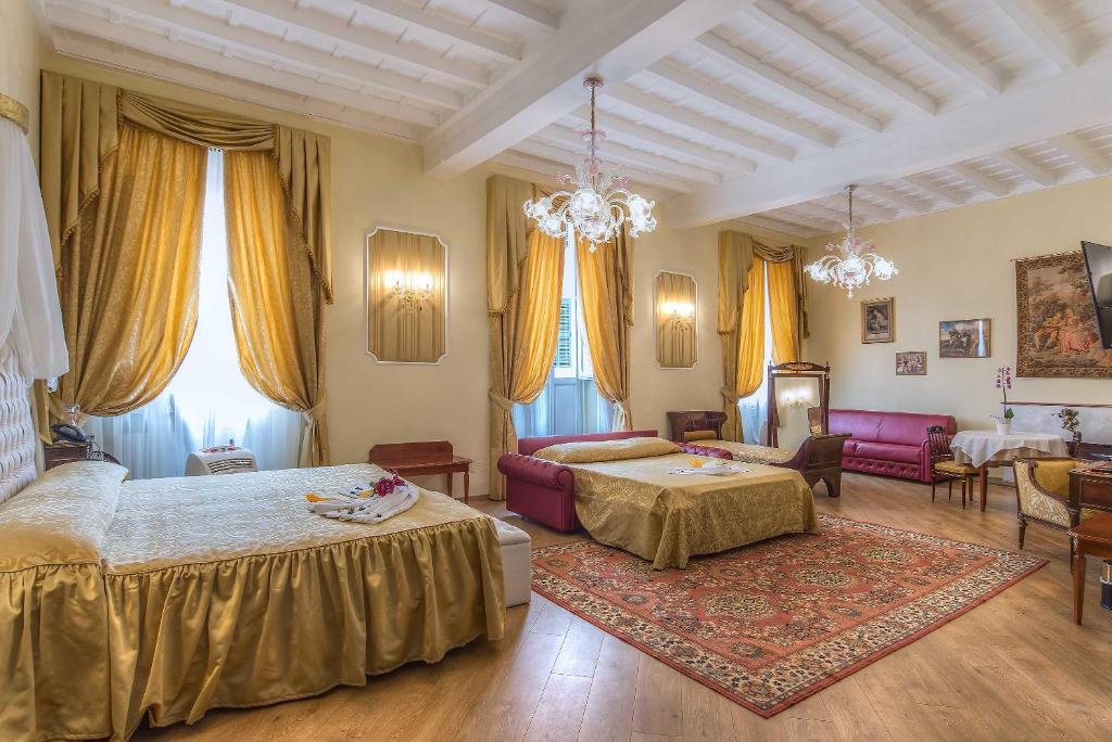 罗马特雷维罗马套房住宿加早餐旅馆的一间带两张床的卧室和一间客厅