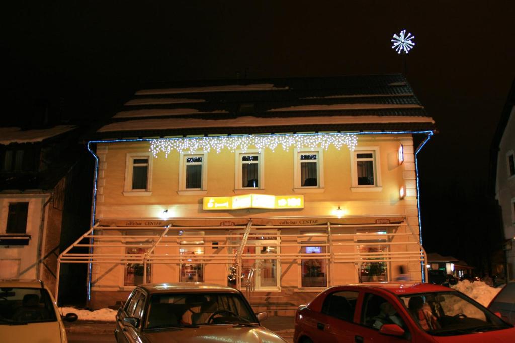 代尔尼采桑塔客房住宿加早餐旅馆的建筑的侧面有圣诞灯