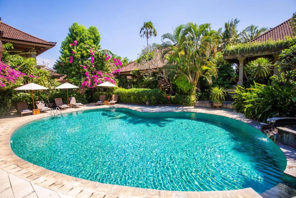 克拉玛斯视景度假别墅的一座带房子的庭院内的游泳池
