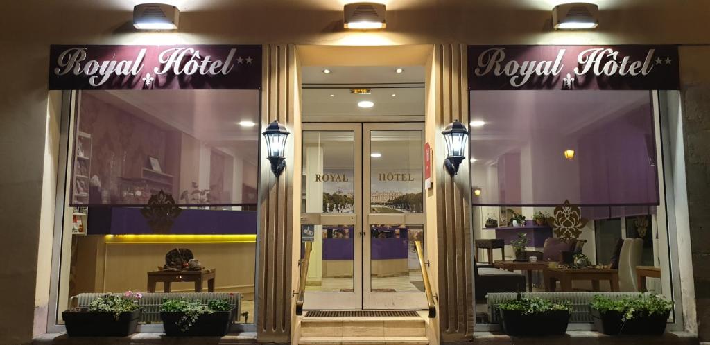 凡尔赛Royal Hotel Versailles的花店前方有标志的商店