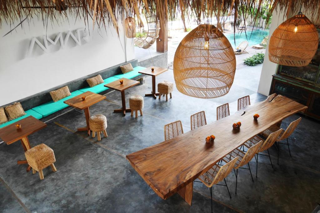 坎古Amar Boutique Hotel的餐厅配有木桌和椅子,享有高空美景。