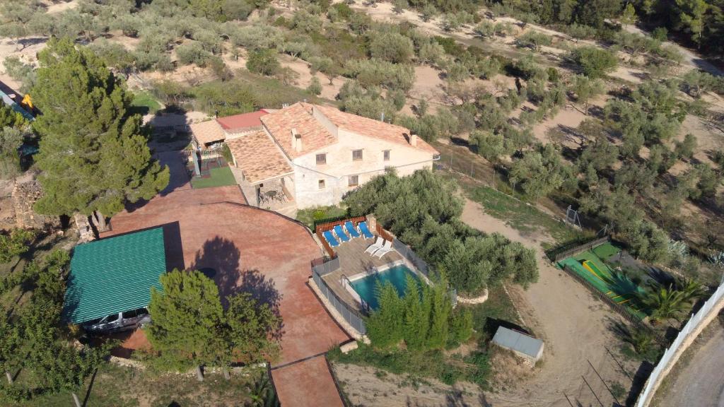 Paúls马斯奥格罗乡村民宿的享有带游泳池的房屋的空中景致