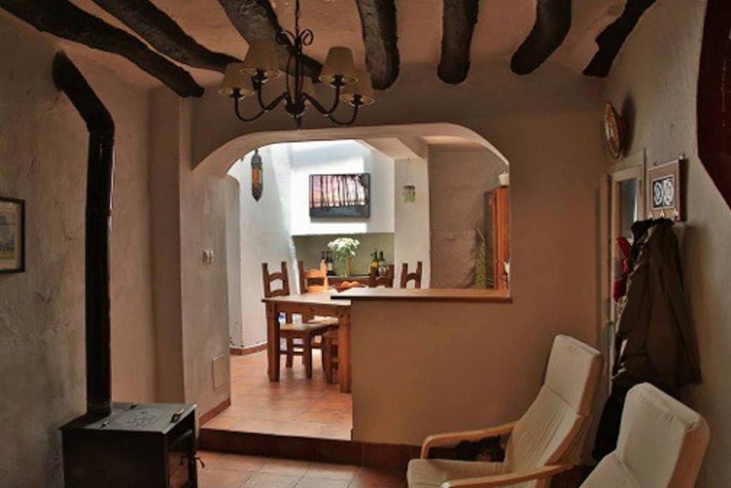 奥尔维拉Casa Amado的厨房以及带桌椅的用餐室。