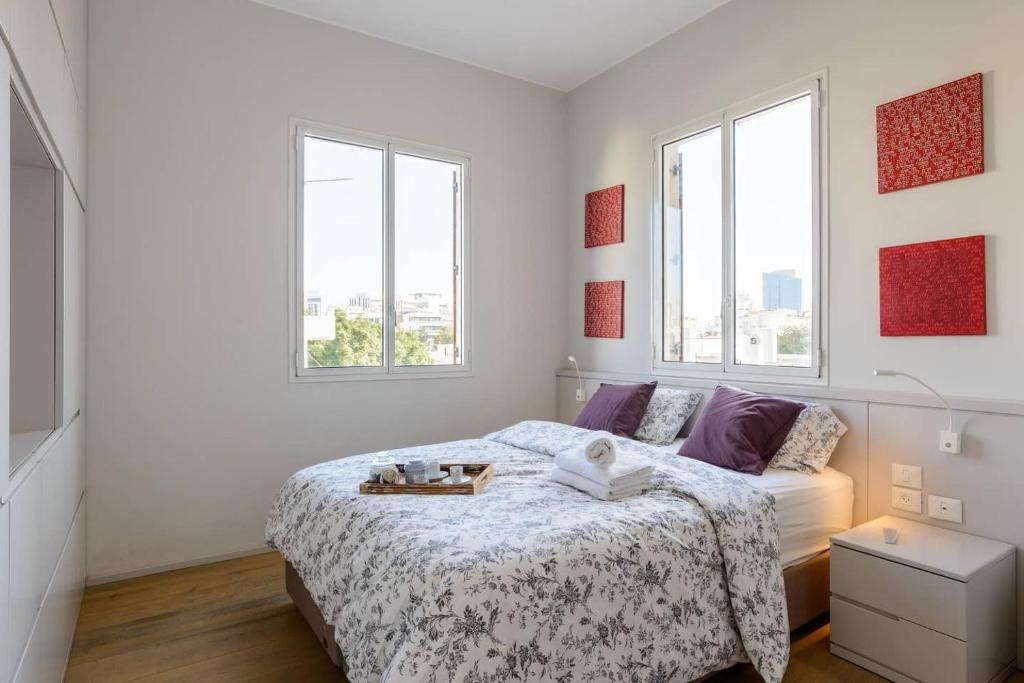 特拉维夫Italian design apartment in Rotchild /habima的一间白色卧室,配有床和2个窗户
