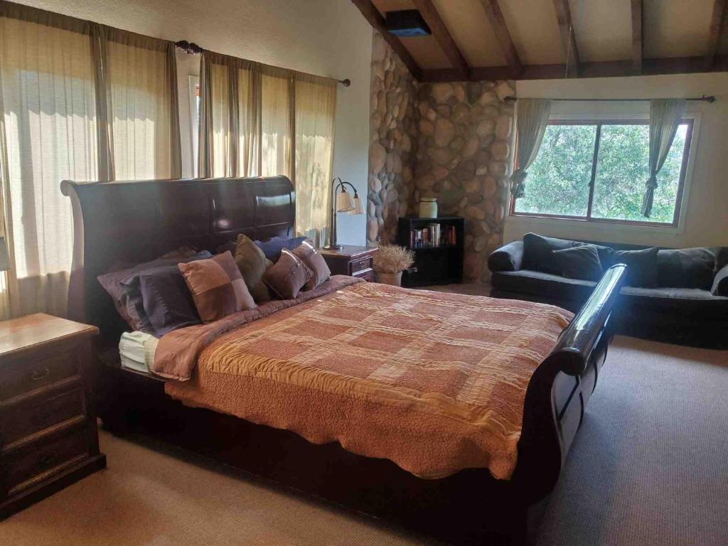 三河城阿尔塔山峰美景度假屋的一间卧室配有一张大床和一张沙发