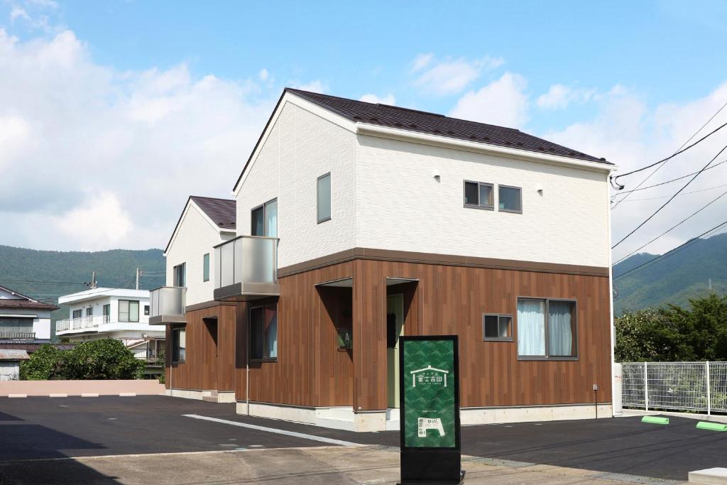 富士吉田市Villas Fujiyoshida的房屋的一侧设有木板
