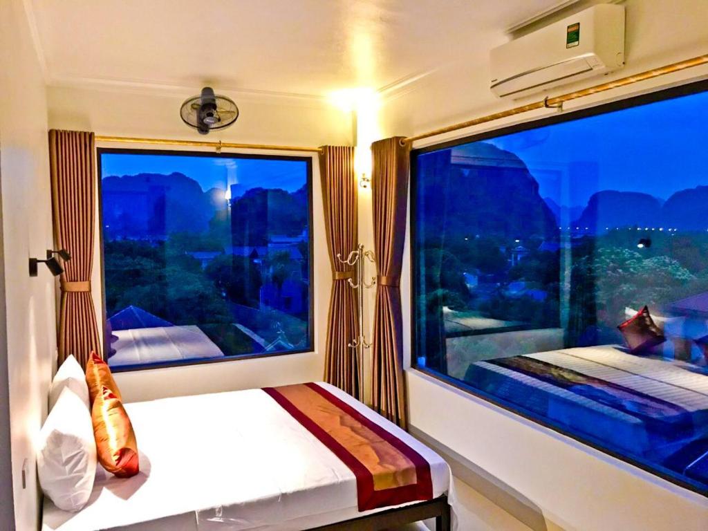 宁平Trang An Mountain View Homestay的一间带大窗户的卧室