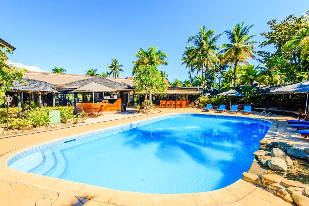 南迪塔努阿国际大酒店的棕榈树度假村内的大型游泳池