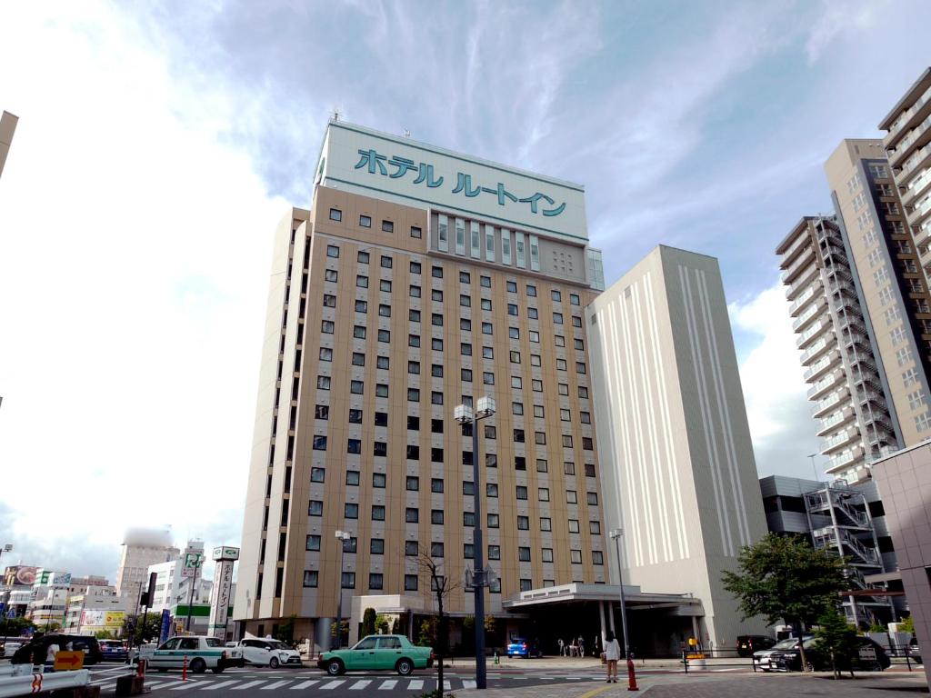 盛冈盛冈站前干线酒店的一座大建筑,上面有标志