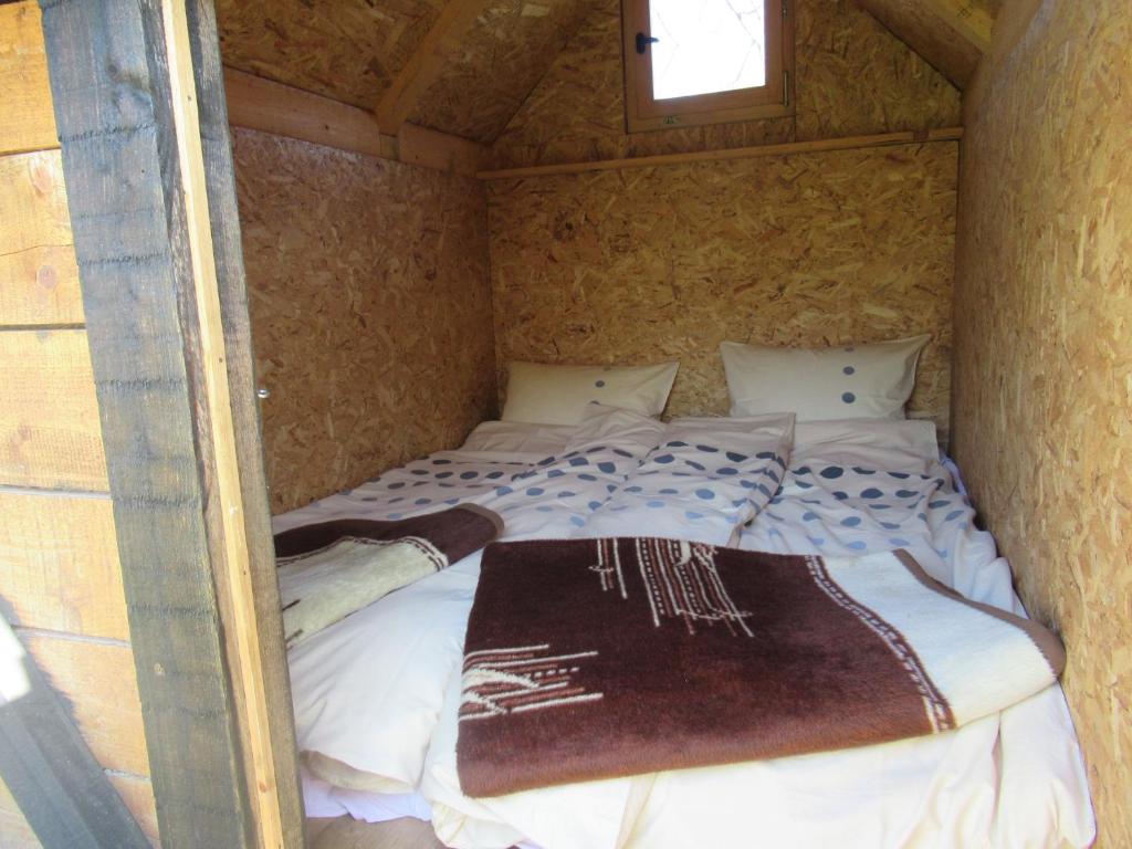 NeštinMini-Camp SKELICA的房屋内小房间中的一张大床