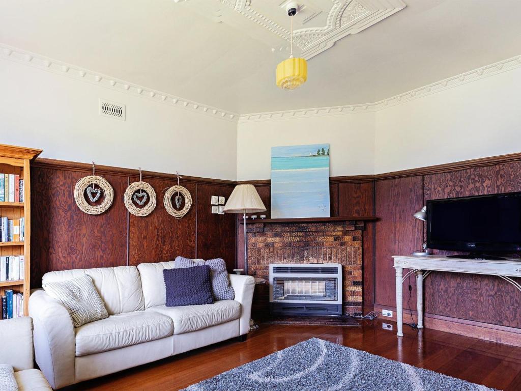 仙女港Dingle On Barclay的客厅配有白色沙发和壁炉