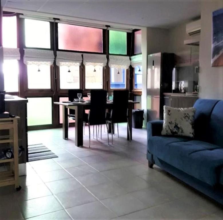维多利亚85 Palma Living的客厅配有蓝色的沙发和桌子