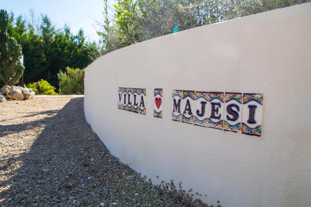 卡萨拉诺Villa Majesi的一面墙上有读穆卢内斯的标志