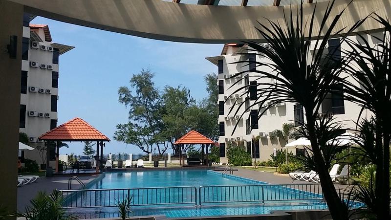珍拉丁萨姆苏里亚海滩度假酒店的大楼前的大型游泳池