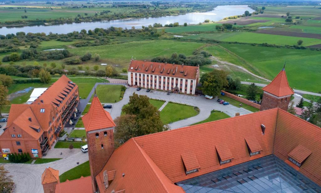 格涅夫Zamek Gniew - Pałac Marysieńki的享有红色屋顶大建筑的空中景致