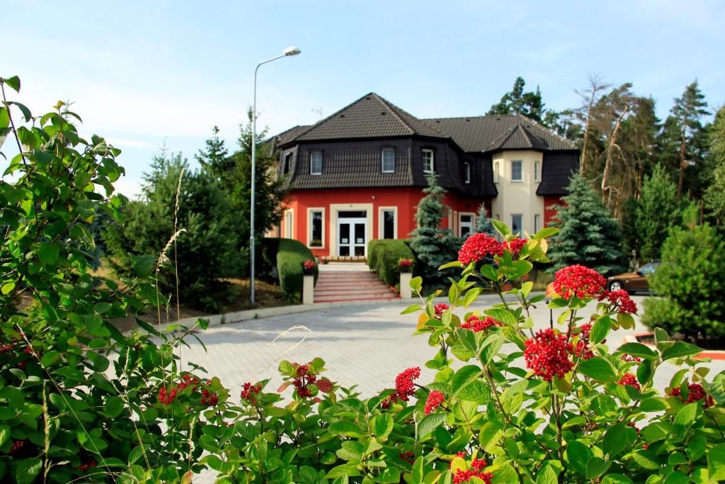 马达伯乐斯拉夫Penzion v Zálesí的前面有红花的房子