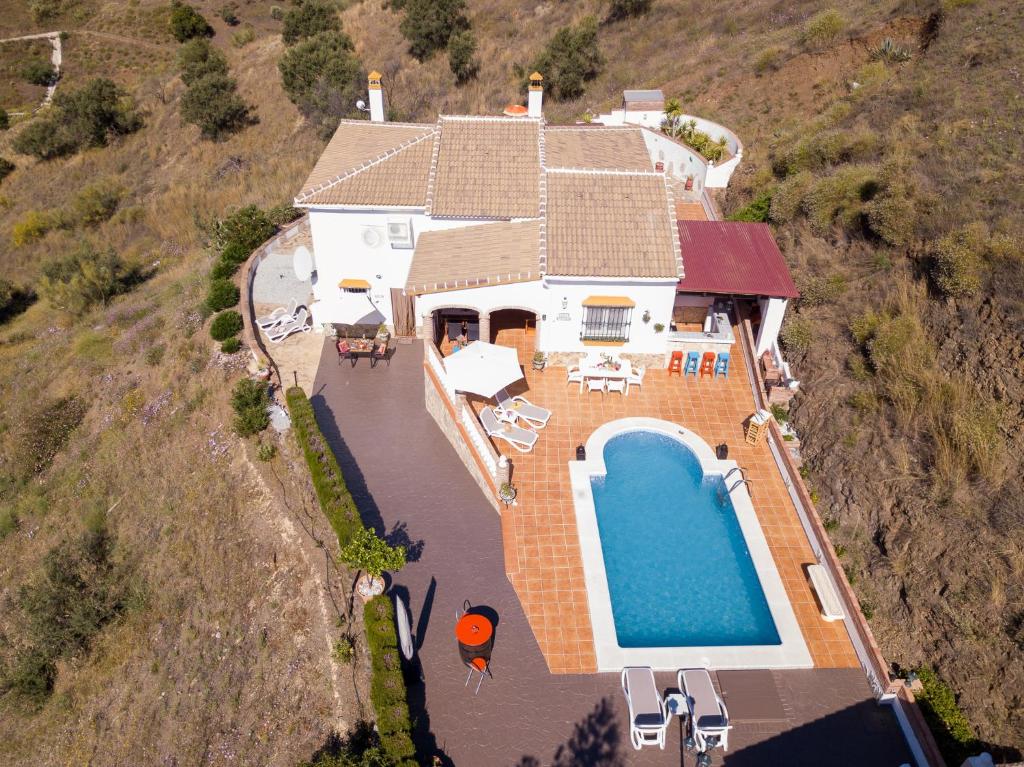 比纽埃拉Casa Vinuela的享有带游泳池的房屋的空中景致