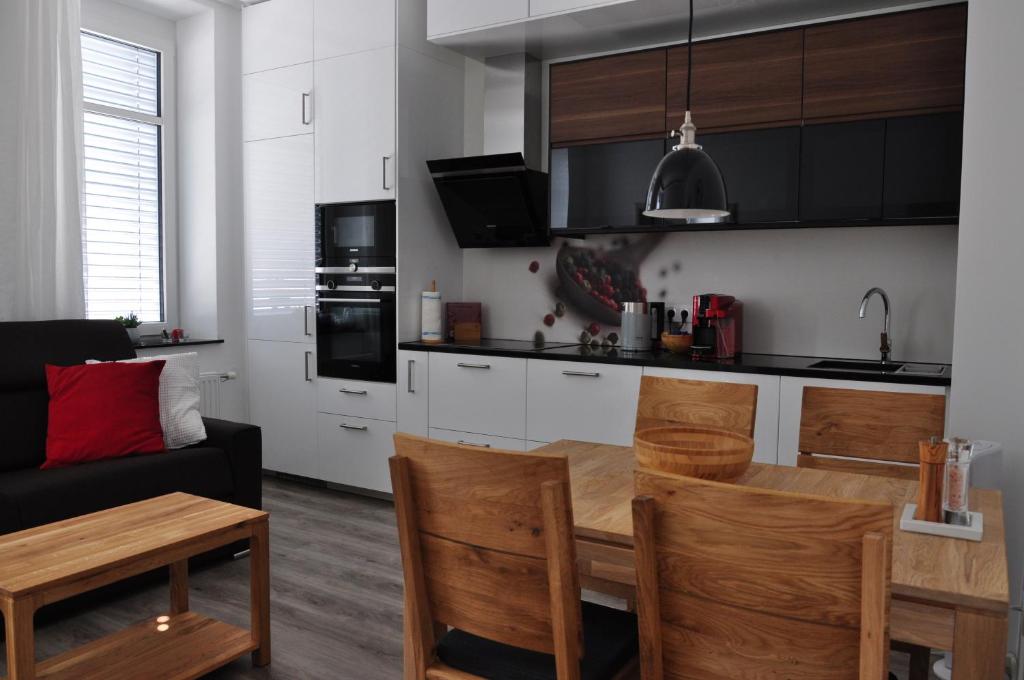 黑马戈尔Apartman Benjo的厨房以及带桌椅的起居室。