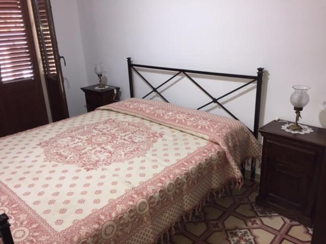 卡斯特布奥诺Casa Levante的一间卧室配有一张带粉红色棉被的床