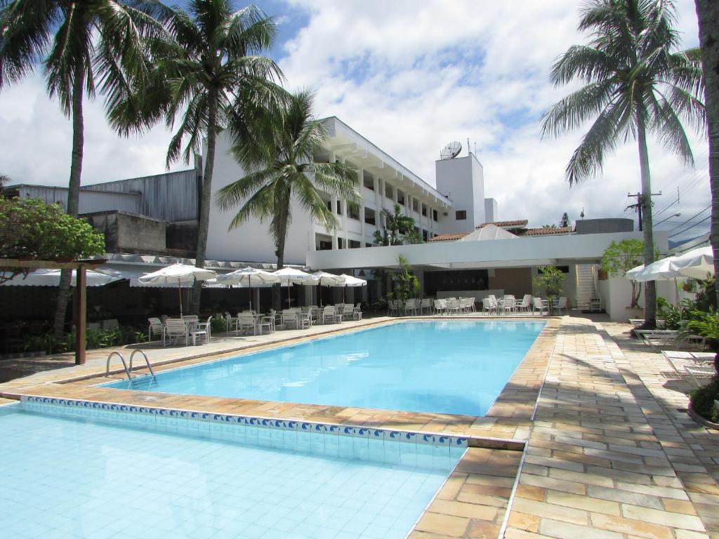 乌巴图巴乌巴图巴皇宫酒店的酒店前方的大型游泳池