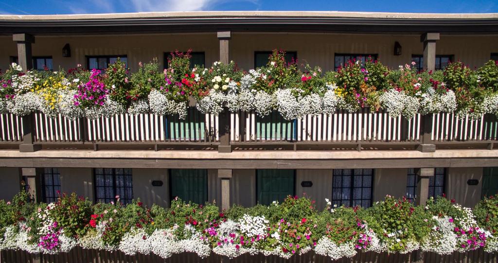 圣达菲总督旅馆的一座在阳台上种满鲜花的建筑