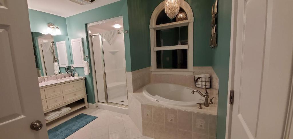 MiltonMansion Farm Inn的带浴缸、水槽和镜子的浴室