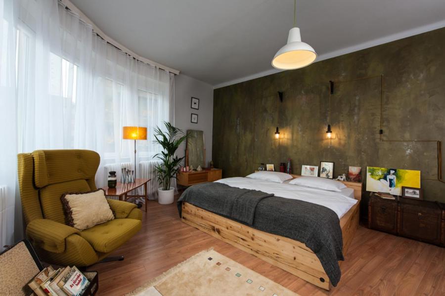 布达佩斯Europe Heart Apartment for 9的一间卧室配有一张大床和一把椅子