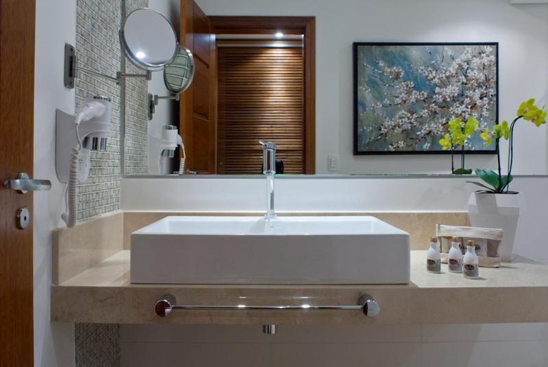 伊利亚贝拉阿巴约米酒店的浴室设有白色水槽和镜子