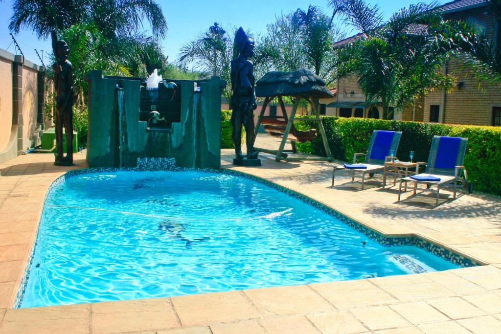 逊邱伦生态公园旅馆 的一座小游泳池,在院子里设有喷泉