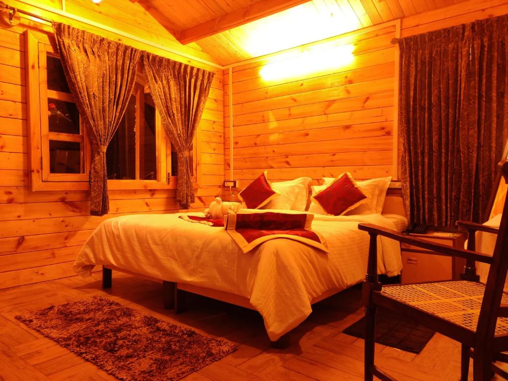 乌提KSTDC Hotel Mayura Sudarshan ,Ooty的木制客房内的一间卧室,配有一张床