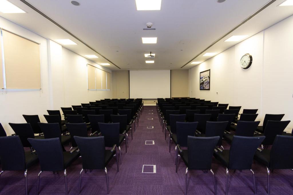 Premier Inn Abu Dhabi Airport Business Park商务区和&#47;或会议室