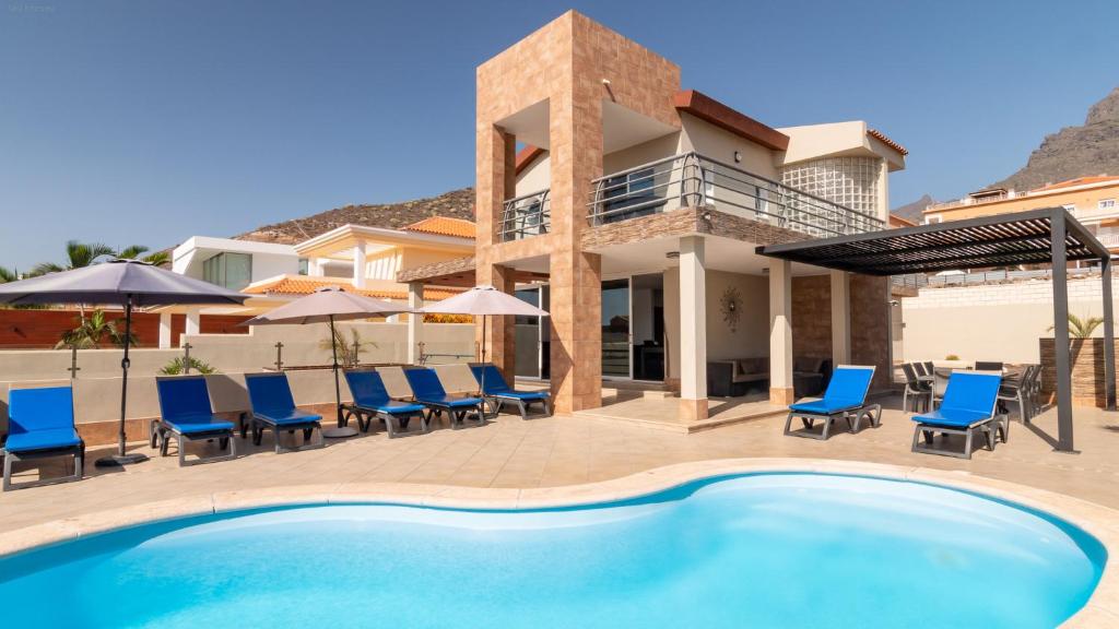 阿德耶Villa Sol的别墅 - 带游泳池和蓝色椅子