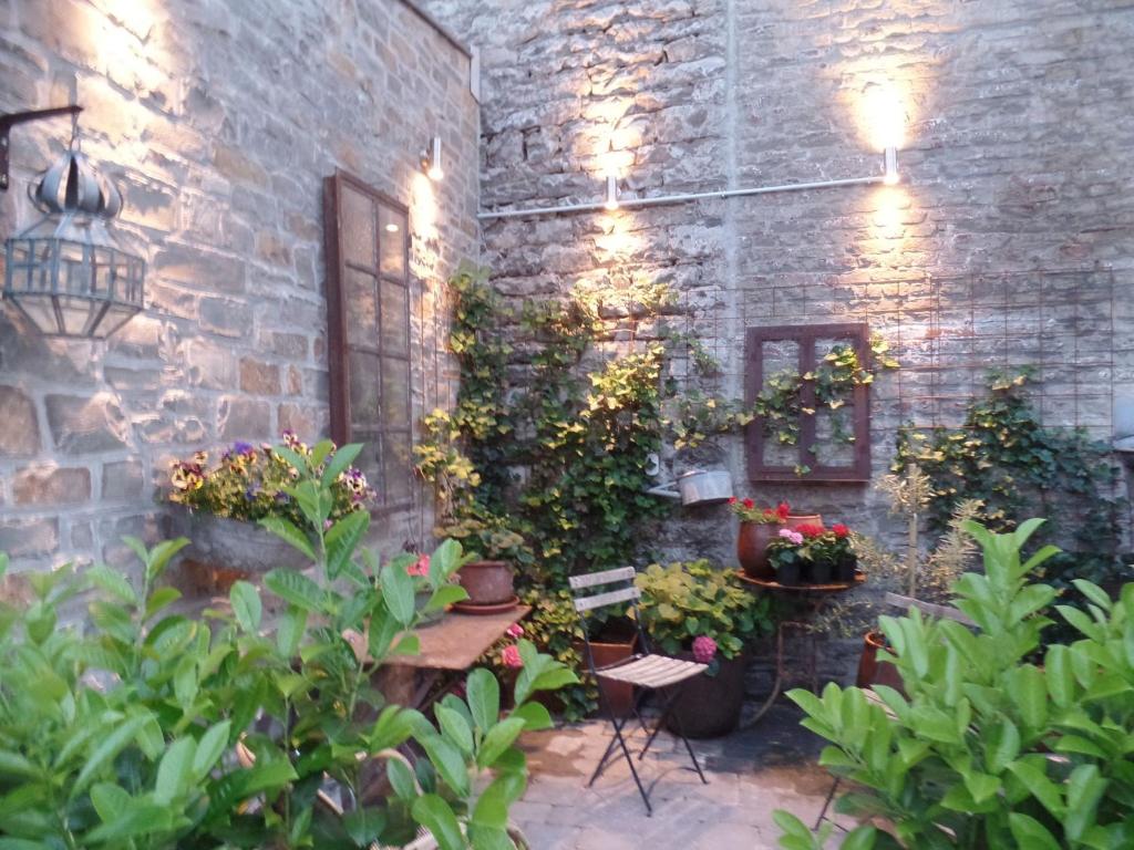 TilffCharming Holiday Home with Terrace的一座种有植物的庭院和砖墙
